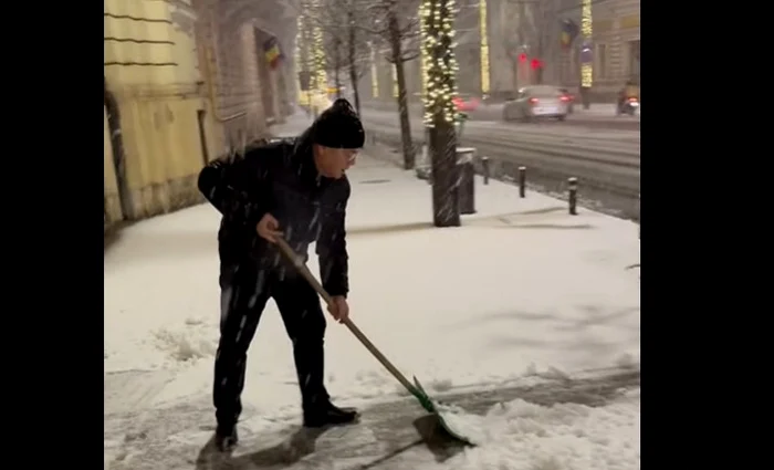 Video----------Boc-a-pus-mna-pe-lopat-i-a-curat-zpada-din-faa-Primriei-Cluj-Napoca-Haidei-s-ne-curm-trotuarele