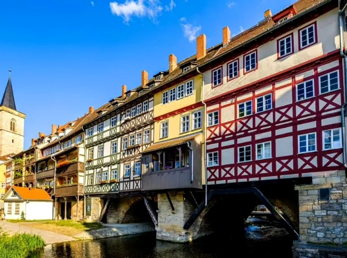 Video----------Cel-mai-vechi-pod-locuit-din-lume-se-afl-n-Europa-80-de-oameni-locuiesc-printre-case-medievale-cafenele-i-galerii