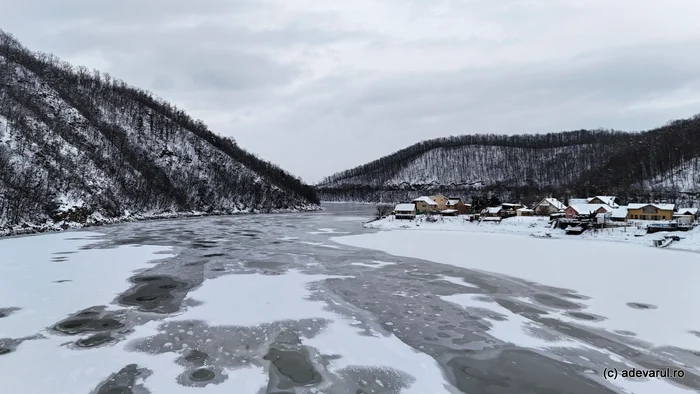 Video----------Gerul-a-schimbat-nfiarea-Lacului-Cinci-Marea-ntindere-de-ghea-din-vestul-Romniei---