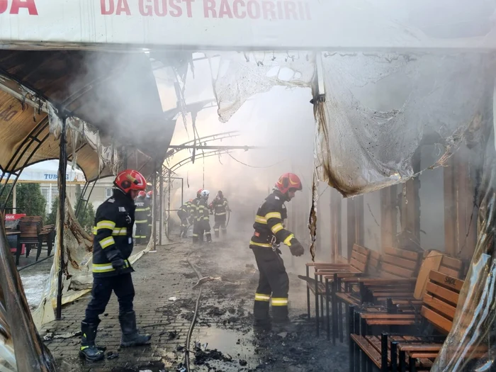 Video----------Incendiu-la-un-restaurant-din-Craiova-ase-autospeciale-de-stingere-acioneaz-la-faa-locului