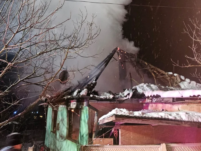 Video----------Incendiu-provocat-de-explozia-unei-butelii-ntr-o-locuin-din-Alba-Dou-persoane-sunt-rnite