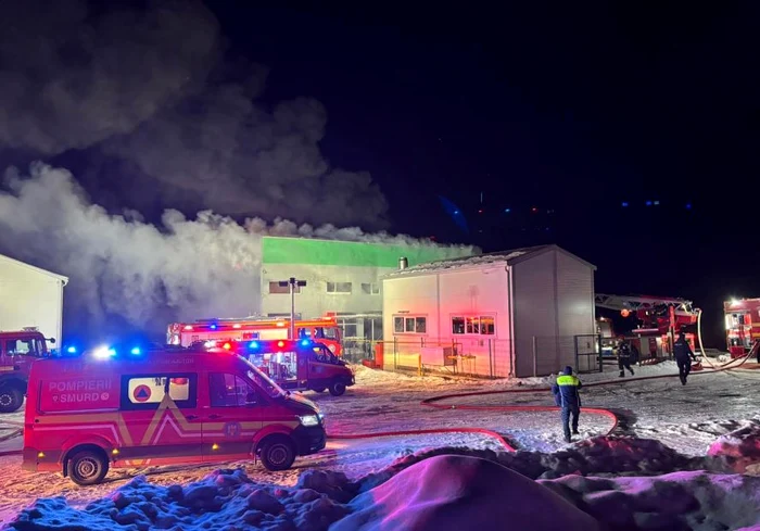 Video----------Incendiu-puternic-la-o-fabric-din-judeul-Cluj
