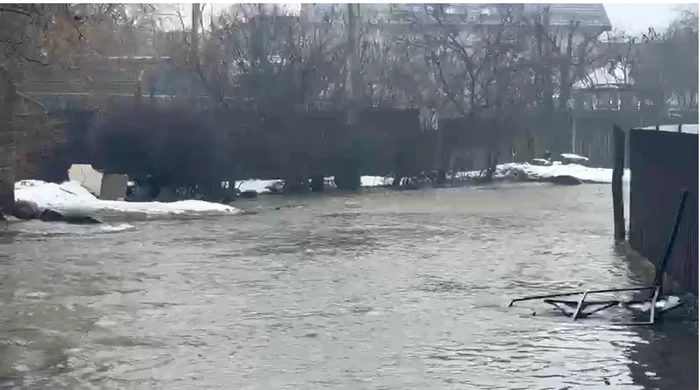 Video----------Inundaie-n-Trgu-Jiu-un-cartier-sub-ap-dup-revrsarea-unui-lac-Primarul-acuz-localnicii