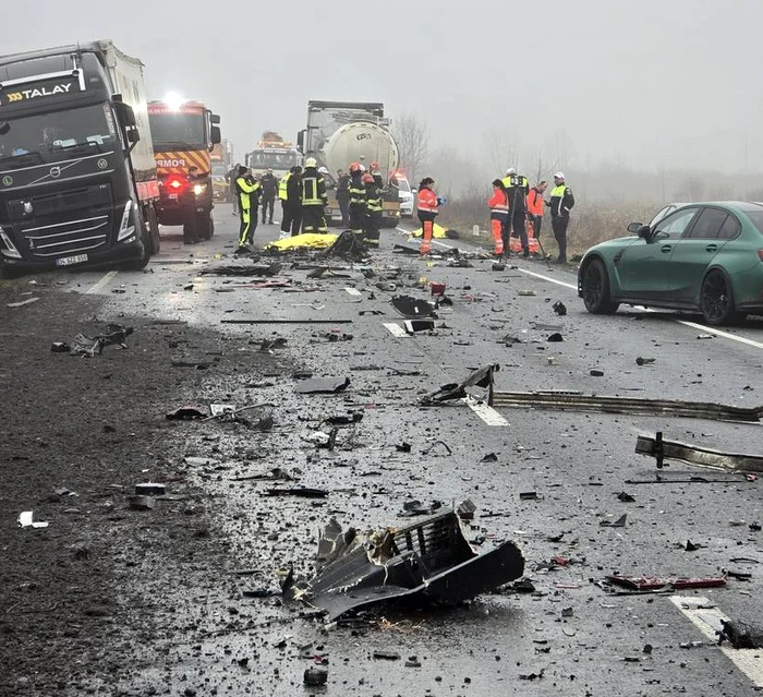 Video----------Momentul-tragediei-din-Timi-7-oameni-au-murit-dup-ce-un-microbuz-a-intrat-ntr-un-TIR