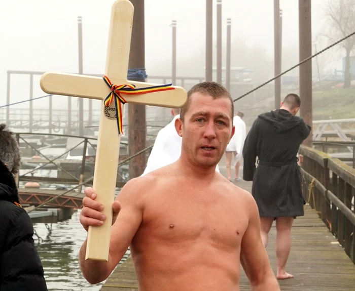 Video----------Performan-rar-de-Boboteaz-la-Brila-Un-brbat-a-prins-crucea-sfinit-pentru-a-asea-oar-n-13-ani