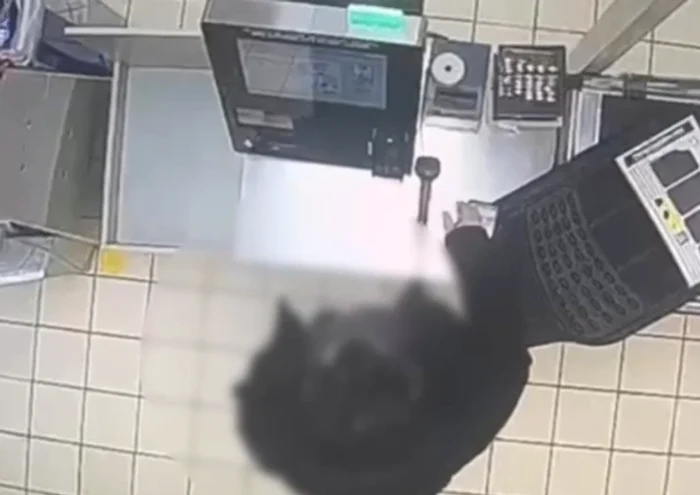 Video----------Schema-prin-care-un-bucuretean-a-fentat-casele-self-pay-de-la-un-supermarket-pltea-o-sum-i-fura-produse-de-zece-ori-mai-scumpe