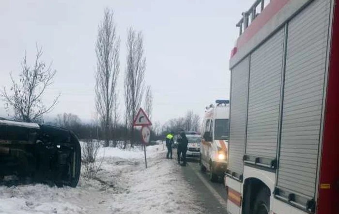 Video----------Un-microbuz-cu-pasageri-s-a-rsturnat-n-judeul-Hunedoara-Opt-persoane-se-aflau-n-vehicul