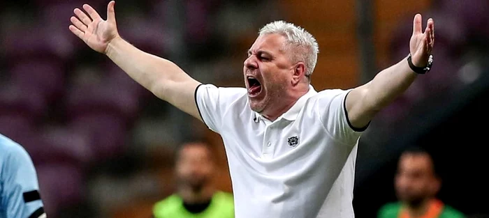 ---------nc-un-eec-profesional-bate-la-ua-lui-umudic-Antrenorul-se-afund-n-nisipurile-mictoare-ale-Arabiei-Saudite