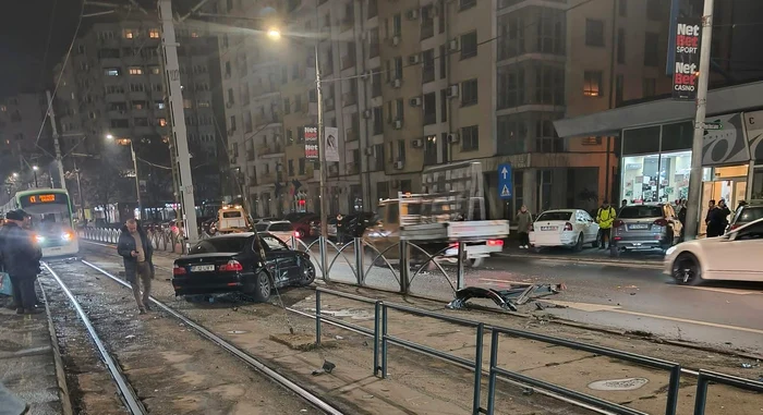 ---------Accident-pe-linia-41-n-Capital-un-BMW-a-rupt-gardul-de-protecie-i-a-ajuns-pe-ine