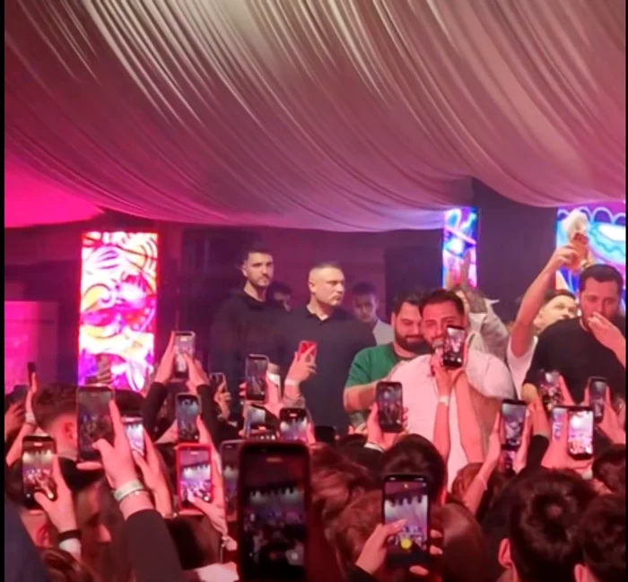 ---------Alcool-igri-i-maneliti-la-un-bal-pentru-liceeni-Nici-nu-a-nceput-primul-vers-c-deja-a-primit-bani-500-700-1000