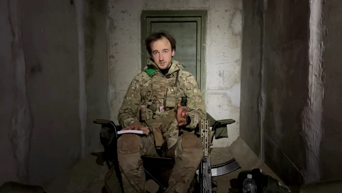 ---------Ce-poart-un-operator-ucrainean-de-drone-pe-front-de-la-arme-anti-dron-la-Crocs-tactici