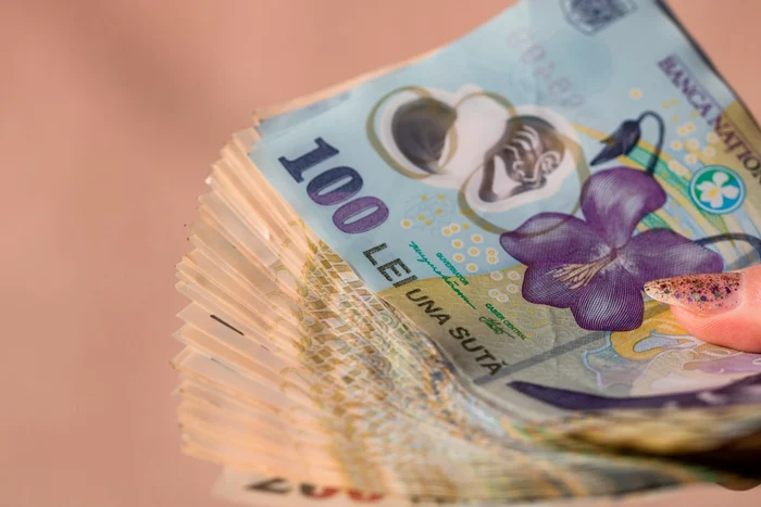 ---------Cmtar-prins-n-flagrant-n-timp-ce-primea-160000-de-lei-El-l-a-antajat-i-ameninat-pe-tnrul-cruia-i-mprumutase-bani