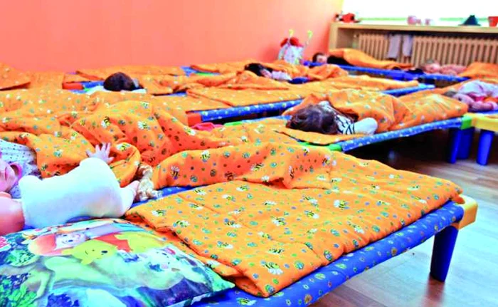 ---------Copii-pedepsii-n-ptuul-ruinii-la-o-cre-din-Brila-Bieel-mucat-de-colegi-n-timp-ce-educatoarea-sttea-pe-telefon