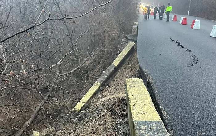 ---------Decizie-de-urgen-n-Cmpina-dup-alunecarea-de-teren-tronsonul-unde-s-a-surpat-oseaua-a-fost-nchis