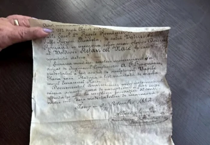 ---------Documentul-era-la-burta-calului-O-scrisoare-din-1882-ascuns-n-statuia-ecvestr-a-lui-tefan-cel-Mare-din-Iai