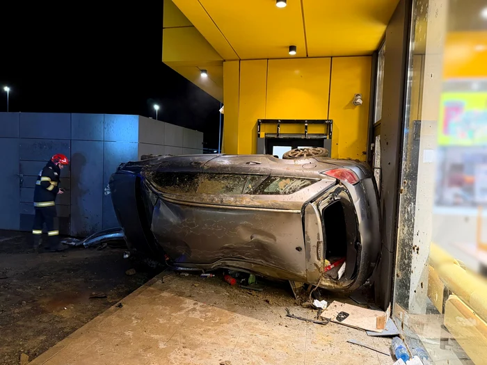 Foto----------Accident-teribil-n-Cluj-Un-brbat-s-a-rsturnat-cu-maina-i-a-intrat-ntr-un-magazin-din-parcarea-unui-mall