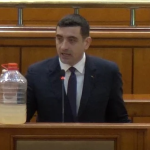 ---------George-Simion-a-dus-n-Parlament-un-bidon-cu-ap-de-la-Curtea-de-Arge-i-a-contestat-coaliia-de-guvernare