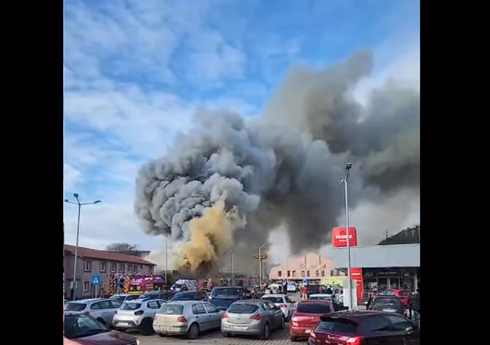 ---------Incendiu-violent-n-Reia-Flcrile-au-cuprins-un-depozit-i-o-parcare-Coloana-de-fum-vizibil-de-la-kilometri