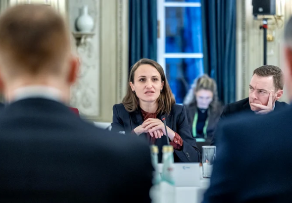 ---------Oana-oiu-ironic-cu-semnatarul-moiunii-simple-Probabil-c-s-ar-aeza-bucuros-cu-Vladimir-Putin-n-poza-acum