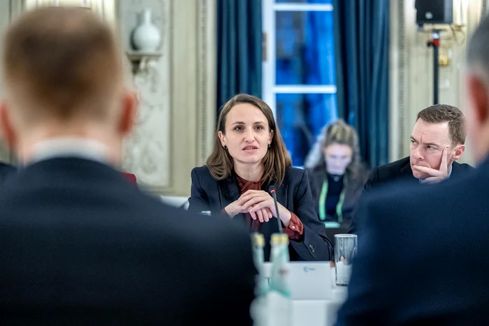 ---------Oana-oiu-ironic-cu-semnatarul-moiunii-simple-Probabil-c-s-ar-aeza-bucuros-cu-Vladimir-Putin-n-poza-acum