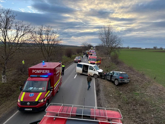 ---------Opt-persoane-au-fost-rnite-ntr-un-accident-n-Bihor-unde-cinci-maini-au-intrat-n-coliziune-Una-dintre-victime-a-rmas-ncarcerat