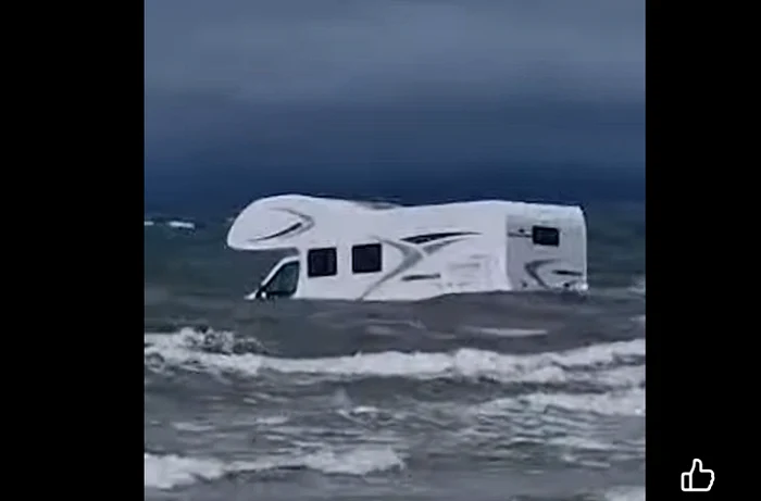 ----------Plaja-din-Europa-unde-mainile-sunt-nghiite-de-mare-Riscurile-la-care-se-expun-turitii