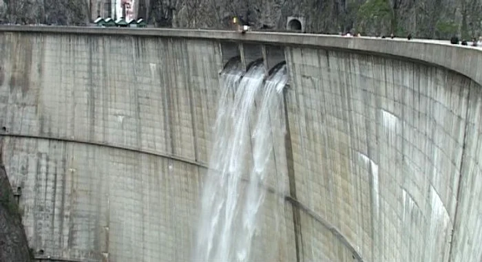 ---------Raport-alarmant-privind-apa-din-Curtea-de-Arge-Bazinele-nu-au-mai-fost-curate-de-20-de-ani