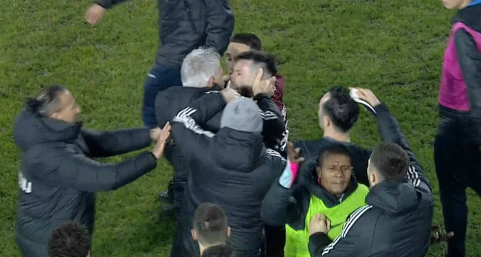 ---------Scene-ireale-la-derby-ul-Clujului-Antrenorul-Bergodi-a-luat-la-palme-i-la-pumni-doi-juctori-ai-echipei-adverse