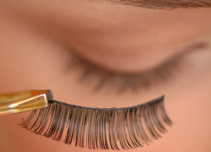 ---------Tot-mai-multe-adolescente-ajung-la-spital-din-cauza-genelor-false-Medicii-trag-un-semnal-de-alarm