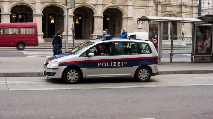 ---------Trei-romni-prini-fr-bilet-ntr-un-tren-din-Austria-Unul-dintre-ei-a-ameninat-controlorul-cu-un-cuit-apoi-a-ncercat-s-i-atace-pe-poliitii-care-i-ateptau-n-gar