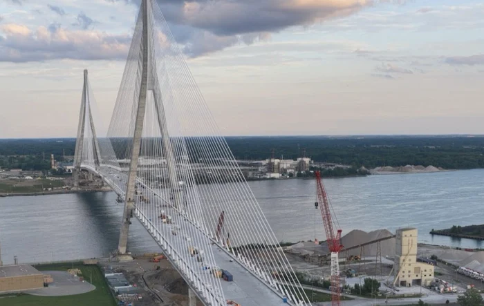 ---------Trump-amenin-proiectul-unui-pod-ntre-SUA-i-Canada-Vrea-jumtate-din-construcia-care-va-purta-numele-unei-legende-a-sportului-canadian