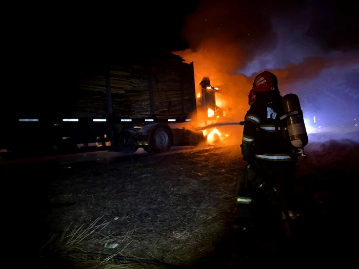 ---------Un-autotren-ncrcat-cu-lemne-a-luat-foc-n-judeul-Cluj-Cabina-oferului-a-ars-complet