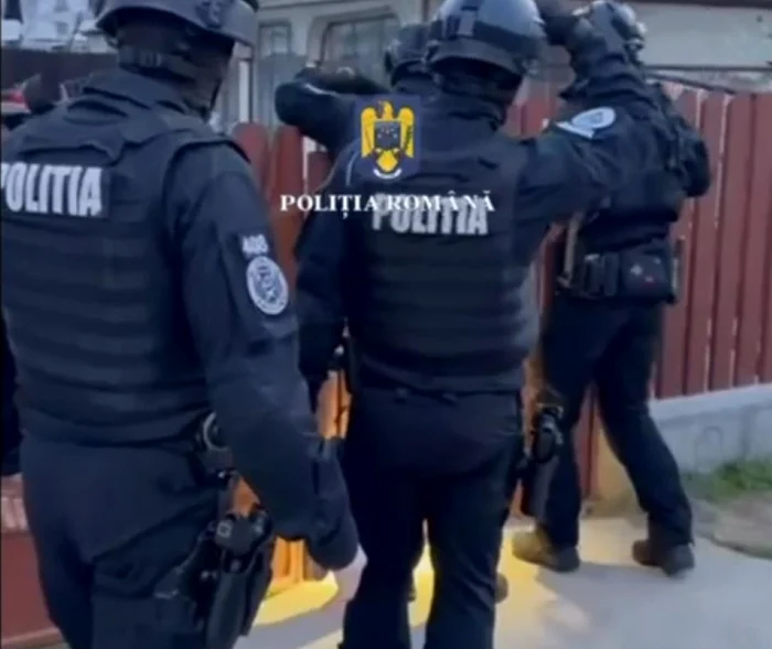 ---------Un-profesor-i-doi-foti-elevi-acuzai-de-viol-i-agresiune-sexual-Percheziii-n-Maramure-i-Satu-Mare-la-domiciliile-lor-