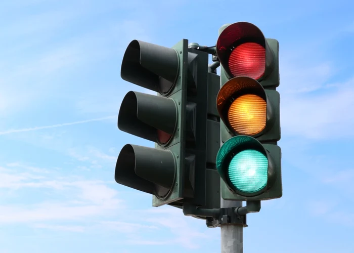 ---------Un-semafor-intermitent-pe-culoarea-galben-a-costat-40000-euro-la-Brlad-Oraul-are-i-un-WC-de-50000-de-euro