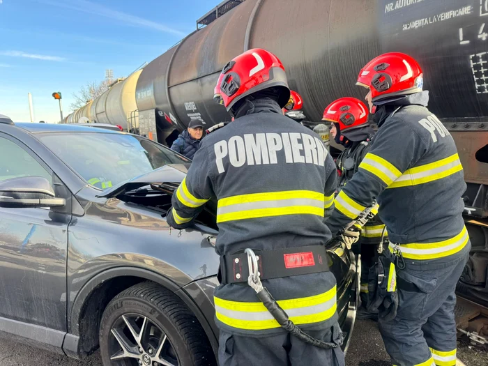 Video----------Autoturism-izbit-violent-de-o-garnitur-de-tren-ncrcat-cu-motorin-n-Braov