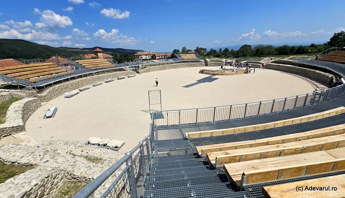 Video----------Colosseumul-din-Carpai-premiat-de-specialiti-Noua-fa-a-amfiteatrului-din-Ulpia-Traiana-Sarmizegetusa