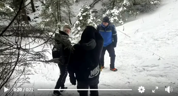 Video----------Cu-adidai-spre-Cabana-Dochia-doi-tineri-din-Suceava-ntori-de-pe-traseu-de-jandarmii-montani