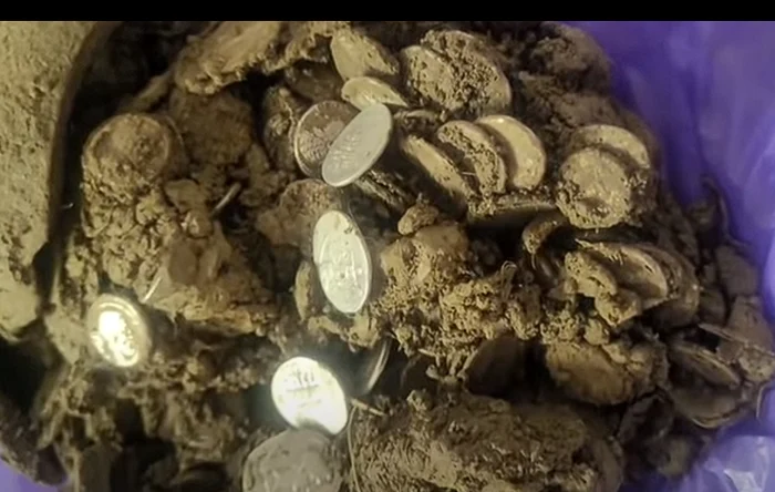 Video----------Doi-soi-din-Prahova-au-gsit-o-comoar-roman-evaluat-la-95000-de-euro