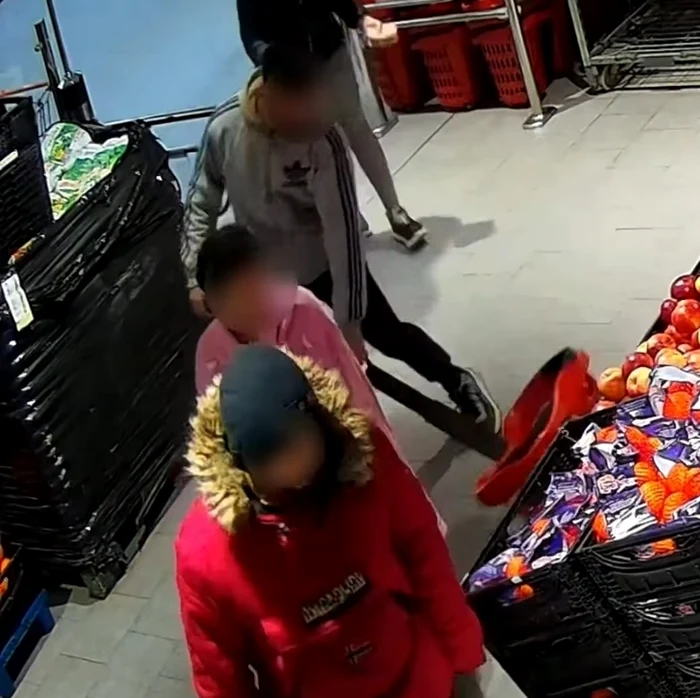 Video----------Hoi-filmai-dup-ce-au-gsit-un-portofel-i-au-retras-bani-dup-cardul-gsit-n-interior-