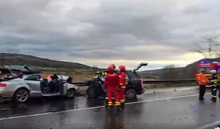 Video----------Impact-frontal-pe-DN-14-O-adolescent-de-15-ani-i-doi-brbai-au-rmas-ncarcerai-Se-fac-manevre-de-resuscitare