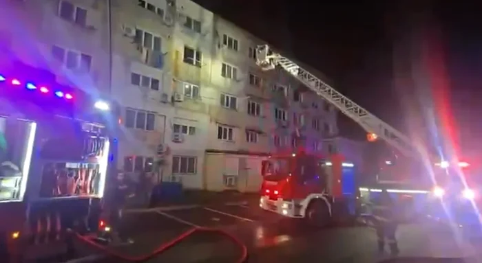 Video----------Incendiu-violent-ntr-un-apartament-din-Nvodari-o-persoan-a-murit-zeci-de-locatari-evacuai