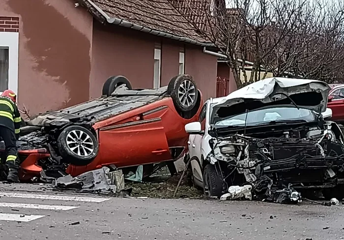 Video----------Momentul-n-care-un-ofer-spulber-maina-n-care-se-aflau-o-mam-i-fiica-ei-de-10-ani-ntr-o-intersecie-lng-Timioara