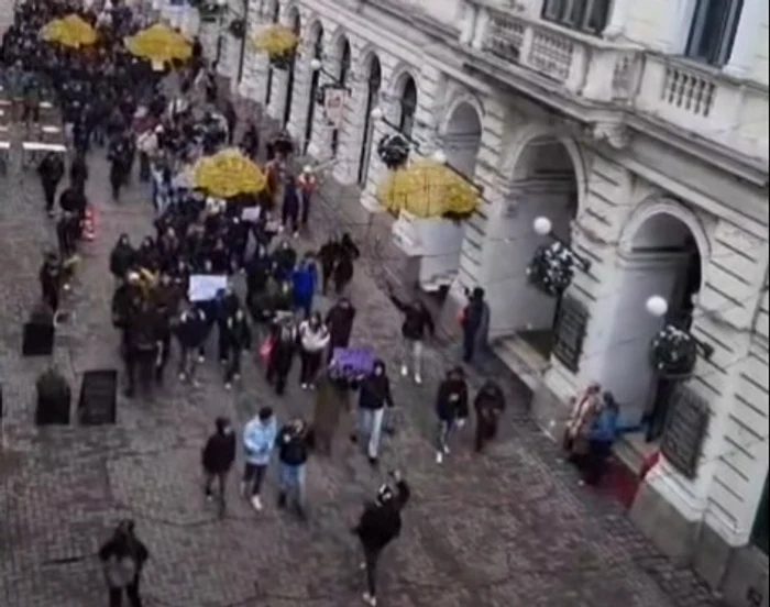 Video----------Protest-la-Timioara-dup-crima-de-la-Cenei-Sute-de-elevi-i-prini-au-cerut-Dreptate-pentru-Mario