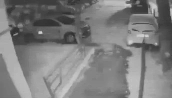 Video----------Tlhrie-cu-cuite-n-Sectorul-6-trei-tineri-reinui-dup-ce-au-atacat-un-livrator-nigerian