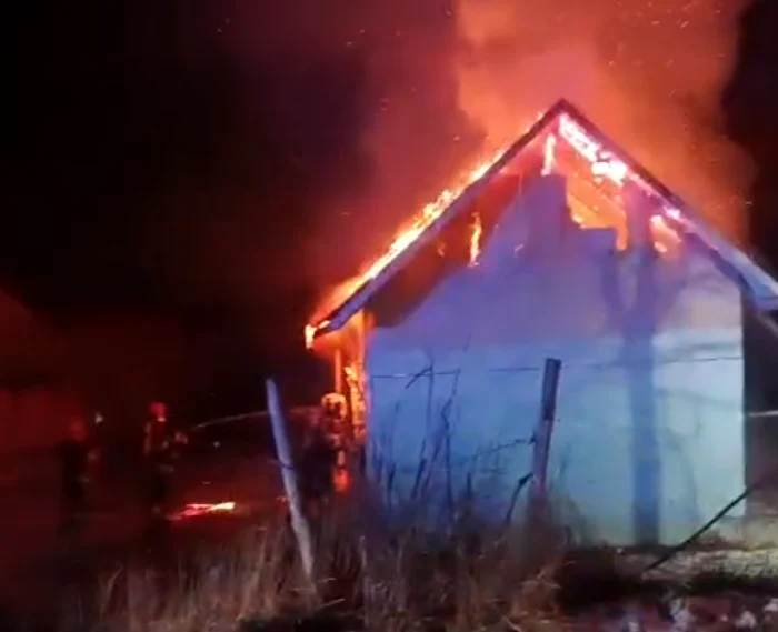 Video----------Tragedie-n-Bacu-Doi-frai-gsii-carbonizai-n-urma-unui-incendiu-care-le-a-mistuit-casa
