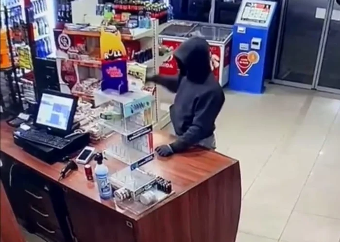 Video----------Un-ho-cu-cagul-l-a-ameninat-cu-un-cuit-pe-angajatul-unei-benzinrii-Ci-bani-a-luat-din-casa-de-marcat