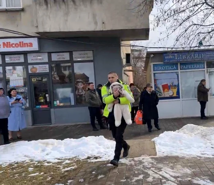 Video----------Un-poliist-local-din-Iai-a-salvat-un-bebelu-dintr-un-incendiu-Un-apartament-a-fost-cuprins-de-flcri-pe-oseaua-Nicolina