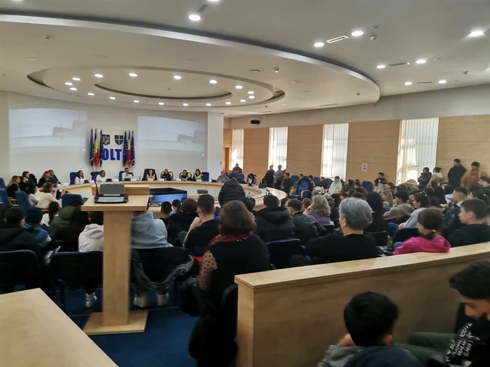 ---------Ziua-n-care-devii-un-numr-de-identificare-Viaa-prin-ochii-a-doi-deinui-minori