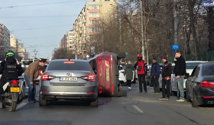 ---------Accident-grav-lng-Spitalul-Colentina-n-Bucureti-ase-maini-implicate-una-s-a-rsturnat-O-femeie-rnit-a-ajuns-la-spital