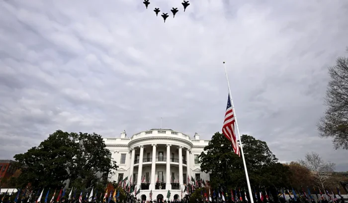 Breaking----------Alert-la-Casa-Alb-o-main-s-a-izbit-de-poarta-de-securitate-oferul-a-fost-reinut